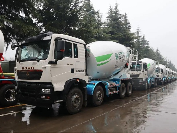 春雨濛濛，，气焰如虹！梦之城搅拌车震撼发车！